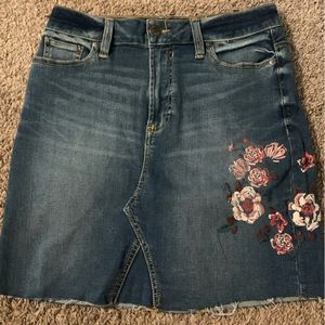 Seven7 brand. Adorable Jean skirt with flower details embroidered.